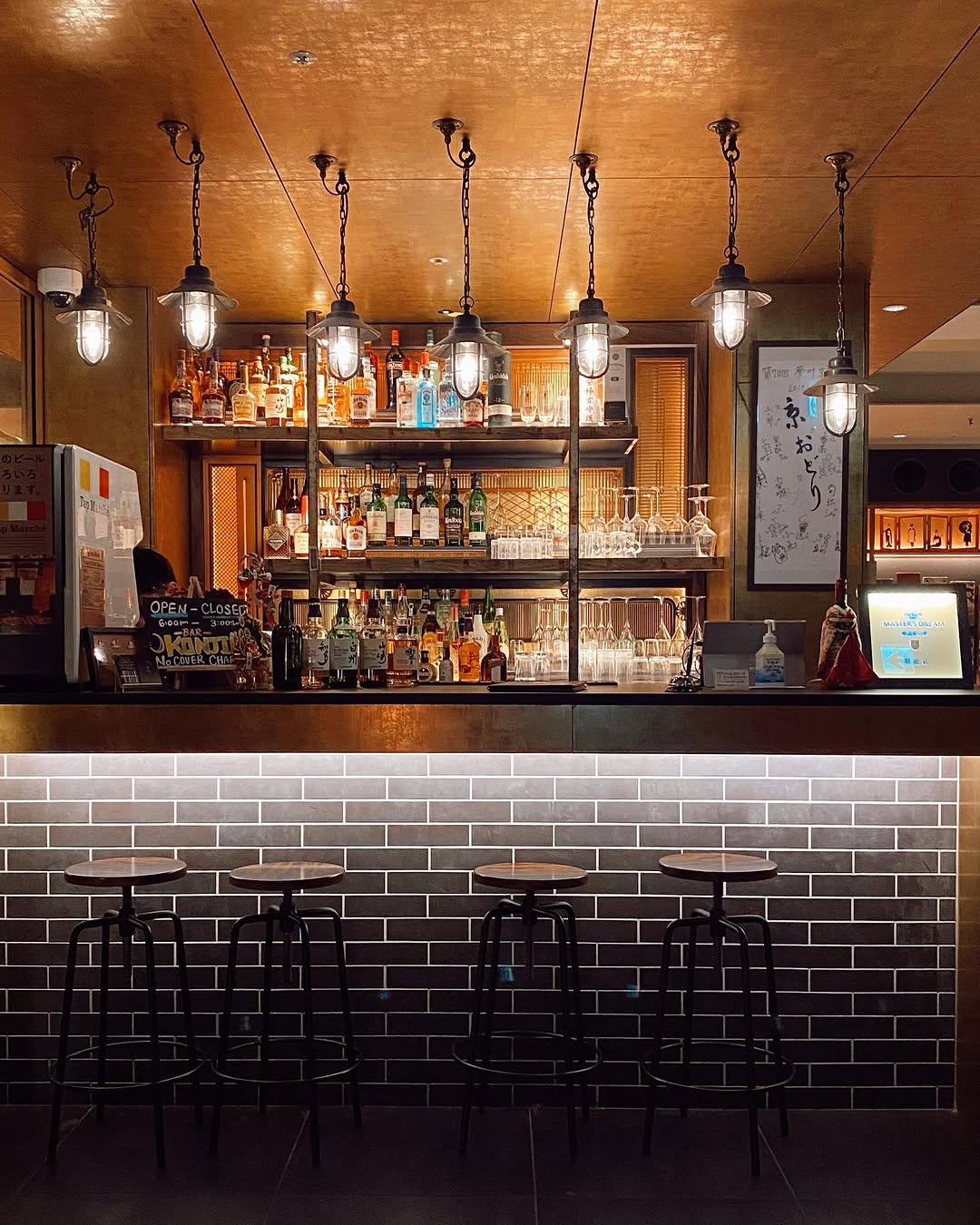 Hotel bar on point. 🍶 One hot sake please.