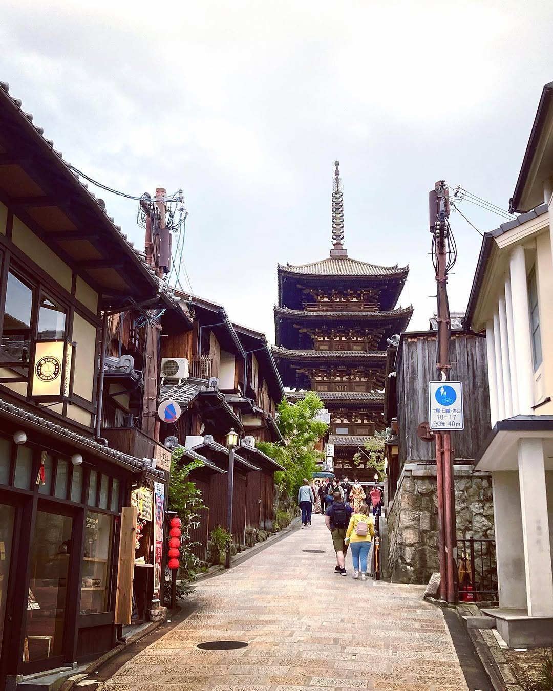 Kyoto trip after a long time
数年ぶりに京都旅行🚙💨
外国の方々も増えて賑やか😆
ホテルはモダン和風で
外国人受けバツグン👍🏻
.
.
.
#kyoto #jap