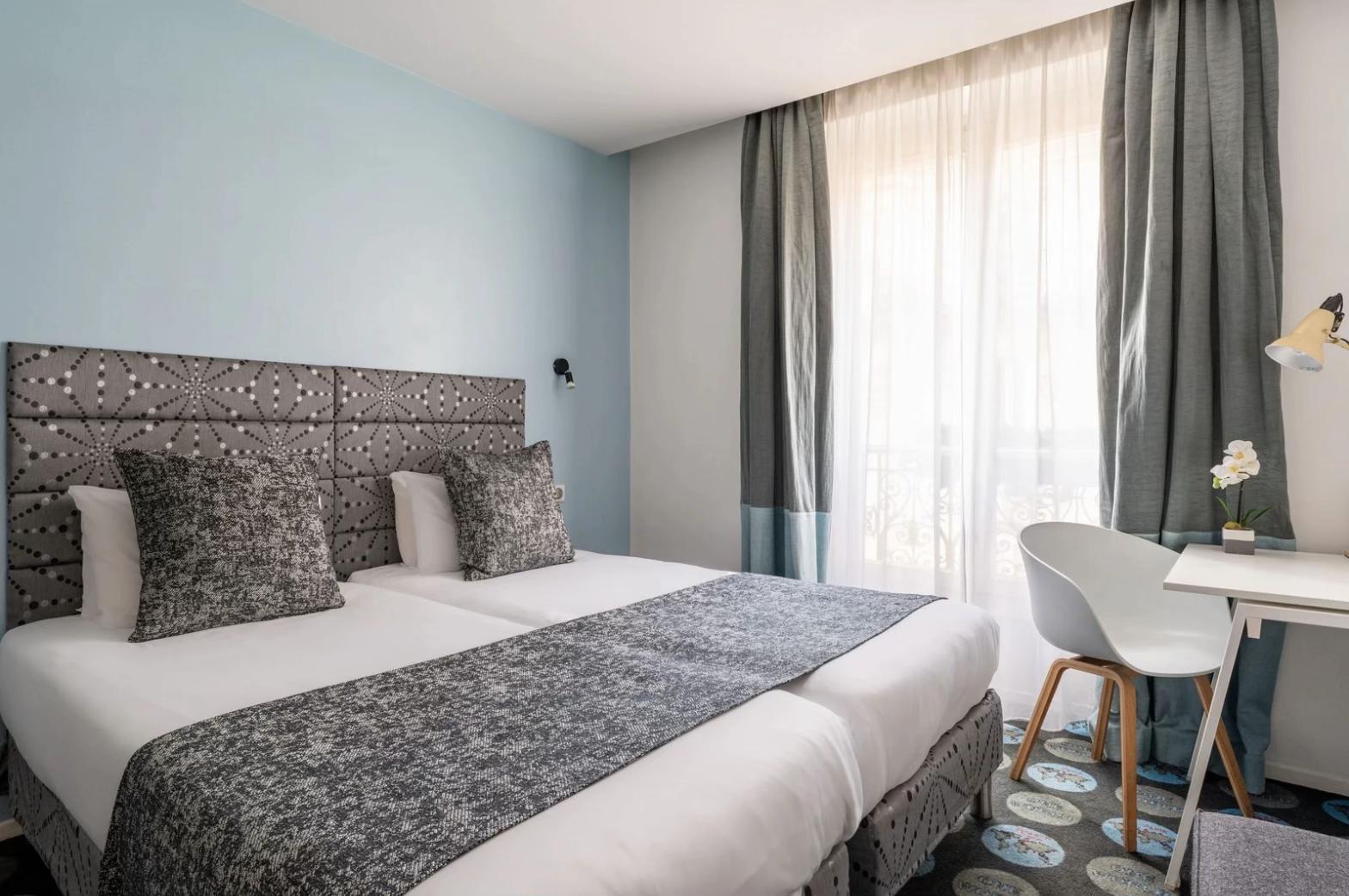 À l’Hôtel Astoria***, on retrouve tout ce qui fait le charme d’un séjour parisien : des chambres con