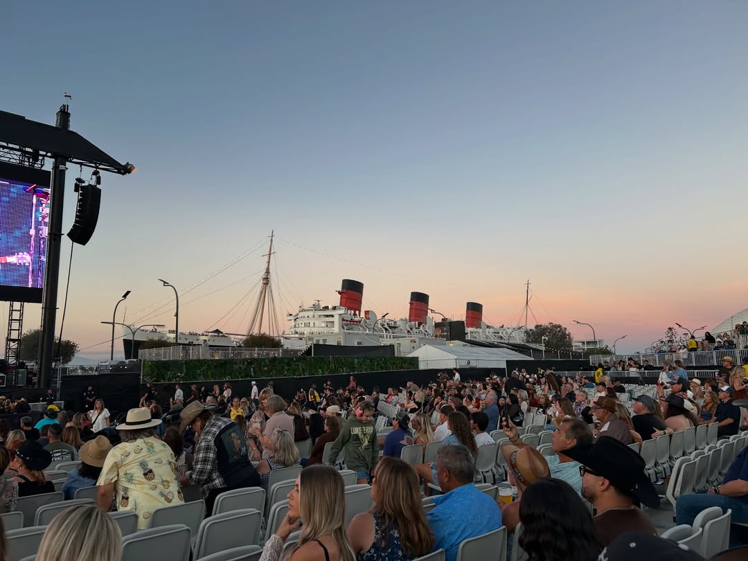Magical view from our seats, the Queen never looked so lovely♥️🚢 #queenmary #thequeenmary #longbeac