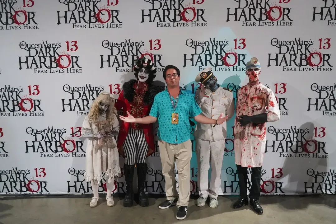 I got friends on the other side. 

#midsummerscream  #thequeenmary  #thequeenmarydarkharbor