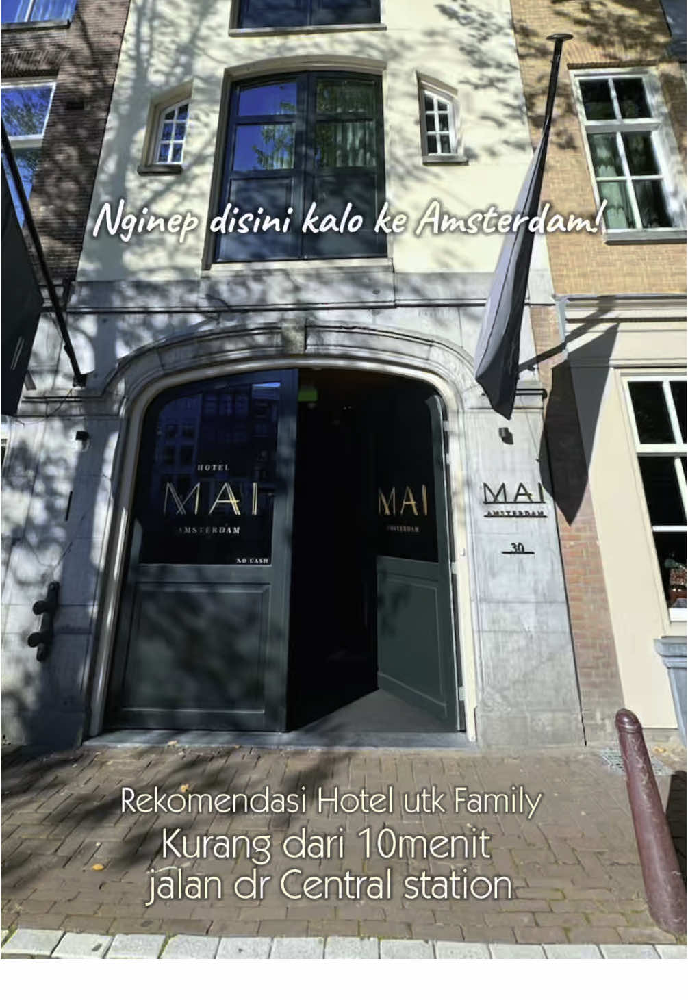 Rekomendasi hotel di Amsterdam bareng family. Great location - canal view. Jalan kaki less than 10mi
