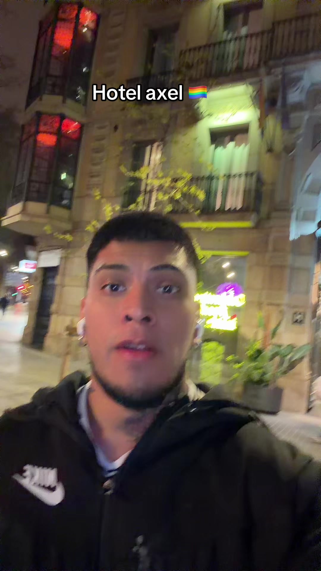 Qué onda amigos como están pues miren hoy estamos aquí en el hotel Axel exclusivamente para personas