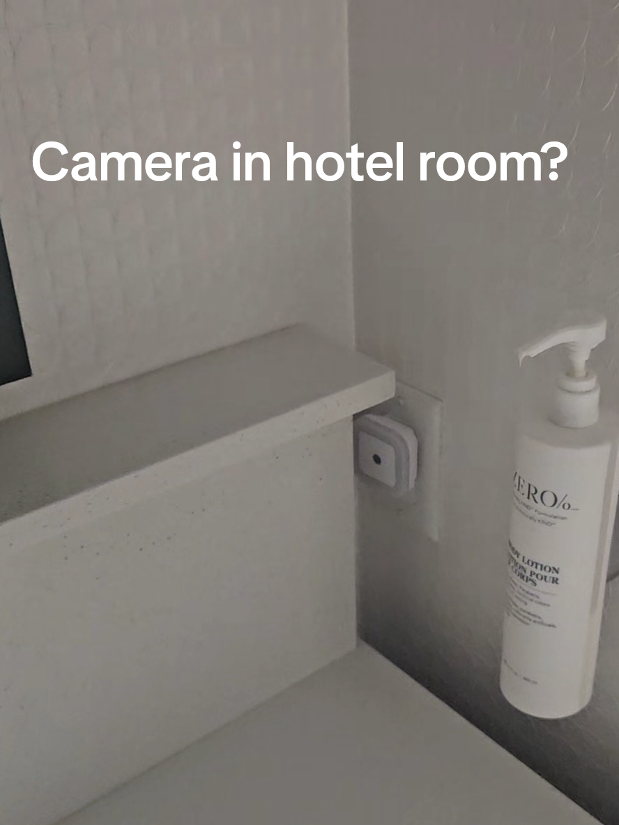 Am I tripping or is this a camera in the hotel bathroom?
#camera #hamptonbyhilton #dressingroomcamer