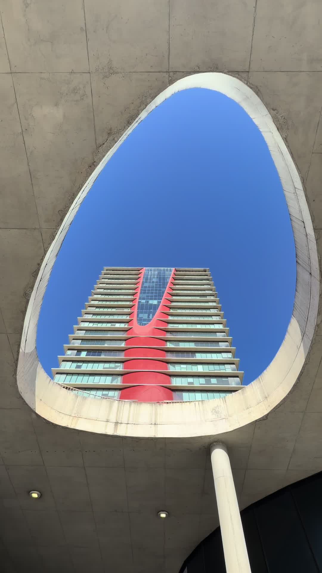 ¿Conoces el Hotel Porta Fira? 

Moderno y vanguardista, uno de los iconos arquitectónicos de L’Hospi