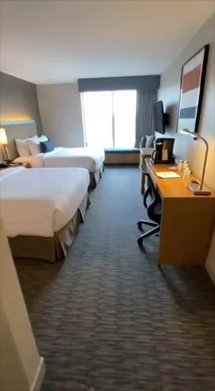 Inside a Guest Room at New York LaGuardia Airport Marriott Near LaGuardia Airport in Queens
#tiktokg