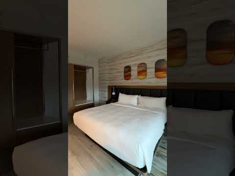 King Bed Room at Marriott New York JFK Airport in Queens ...