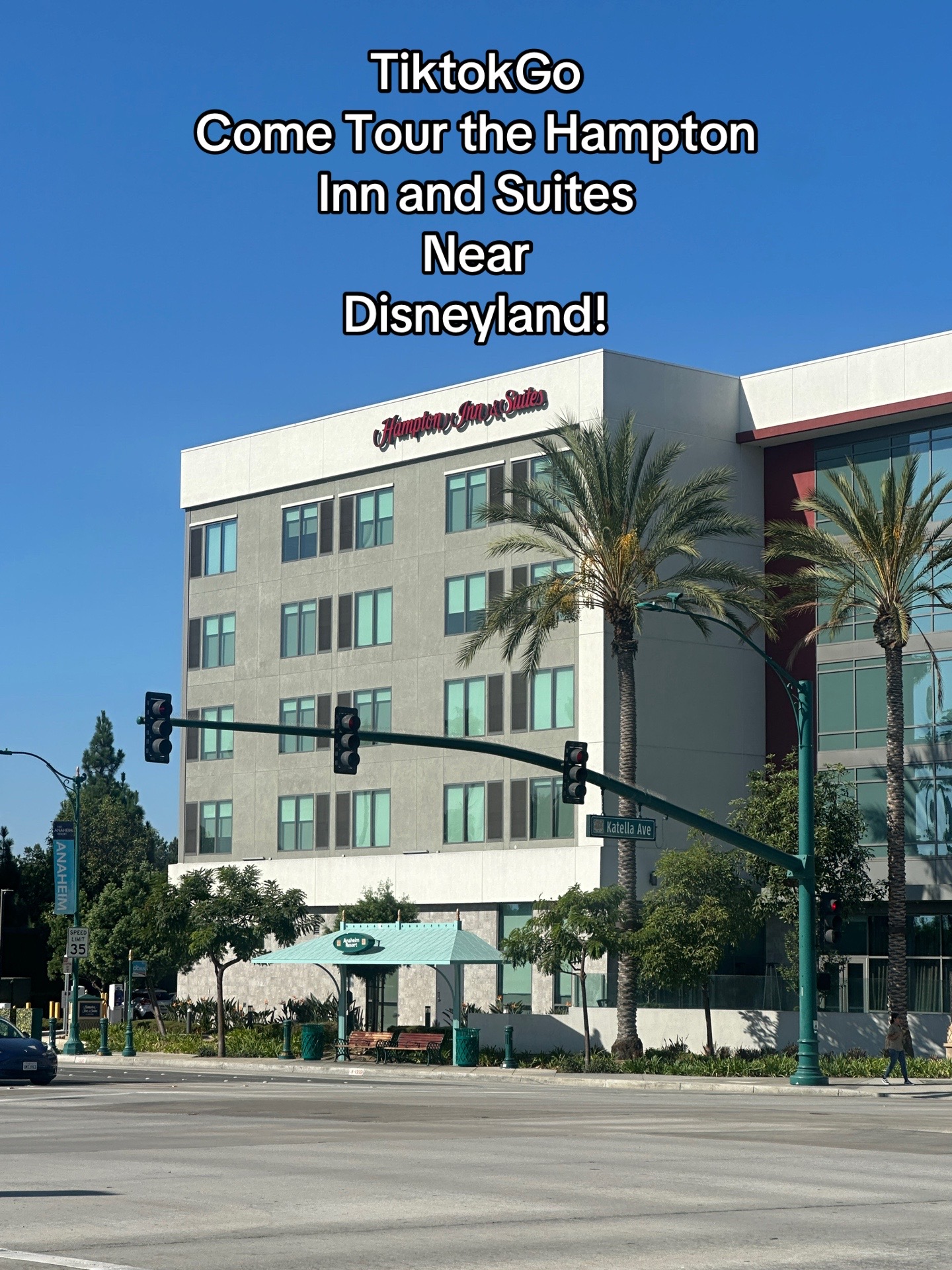 ✅ Pros
	•	Prime Location – Walking distance to the convention center, restaurants, Toy Story parking