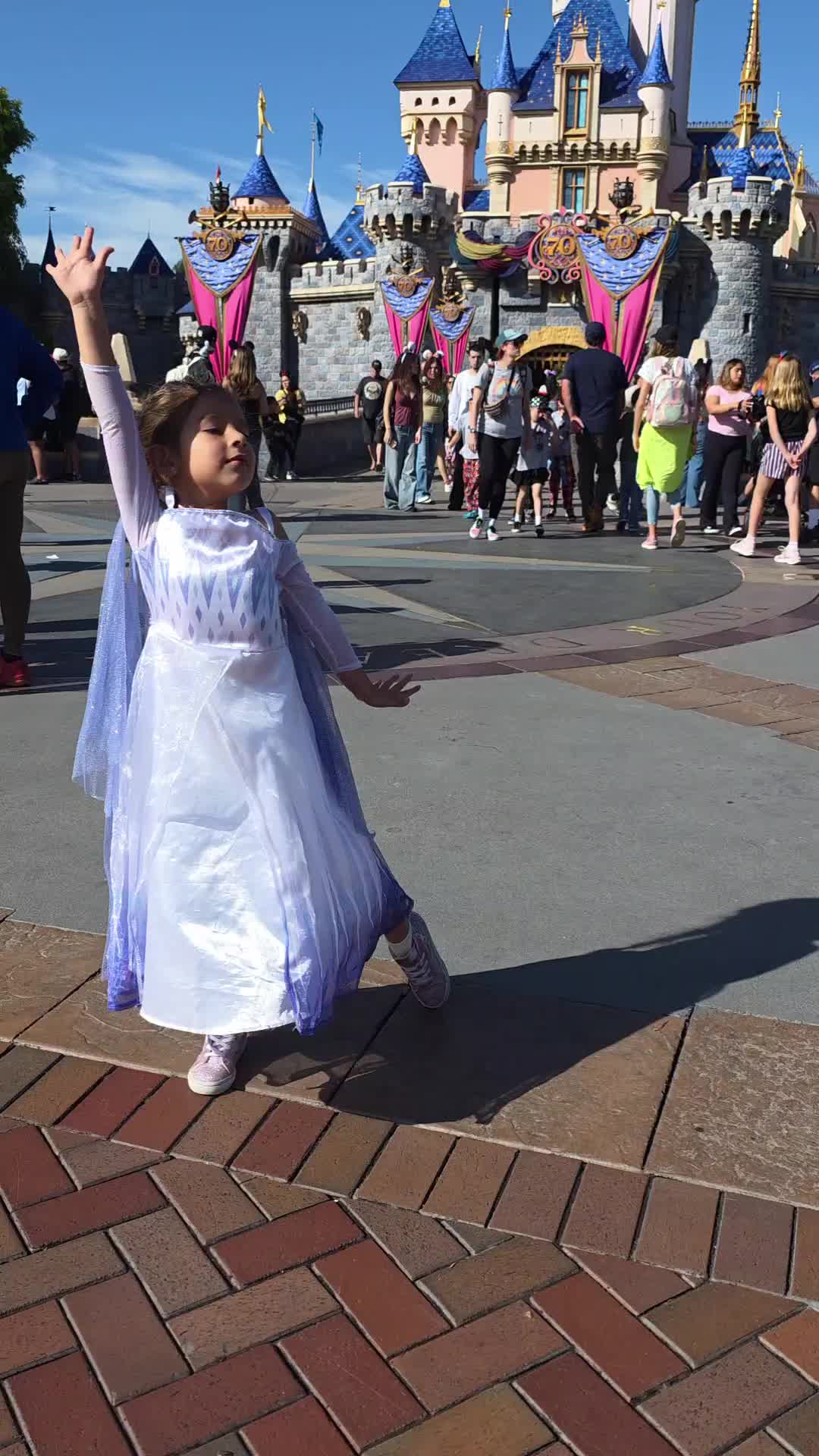 ¿Dónde hospedarte para tu viaje a Disneylandia? 🏰✨
​Te comparto una opción súper conveniente, limpi