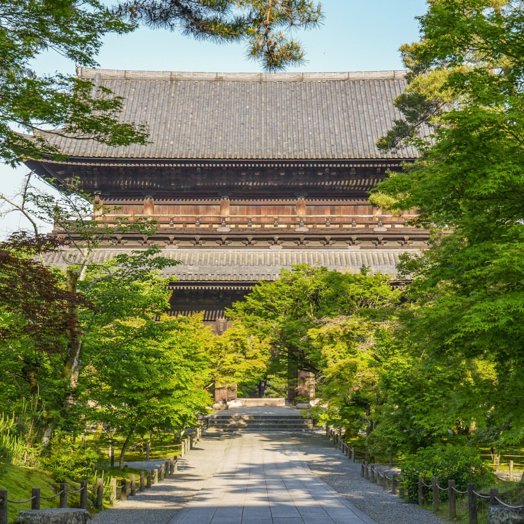 【豊かな自然と歴史が調和する南禅寺】
#三井ガーデンホテル京都河原町浄教寺 から車で約20分の南禅寺。
日本三大門のひとつである重要文化財の「三門」からは、眩しい緑に包まれた絶景をお愉しみいただけます