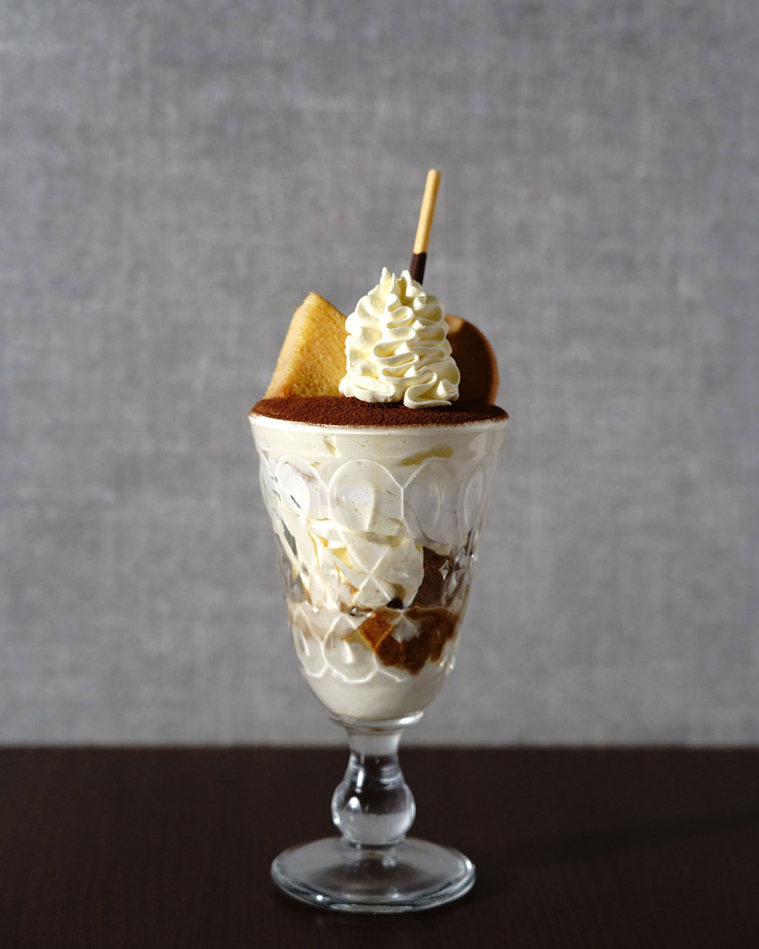【12月限定 ティラミスパフェ】

～マスカルポーネチーズとエスプレッソの濃厚な味わいを～

お食事のあとの別腹に、お仕事の後の甘味に、1日の締めにお召し上がりいただける月替わりの「〆（しめ）パフェ」