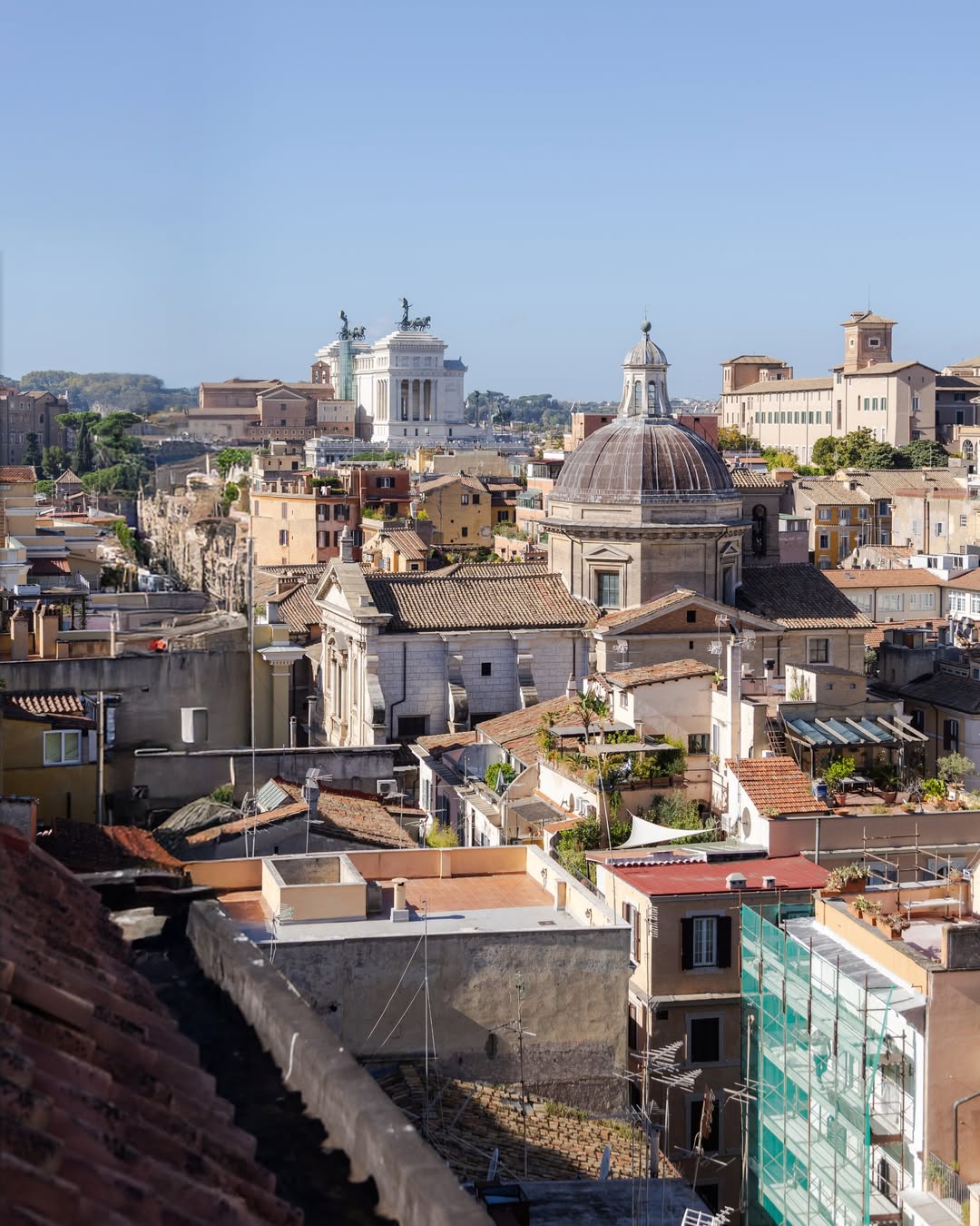A Roman skyline framed by history.
From the rooms of FH55 Grand Hotel Palatino, rooftops unfold towa