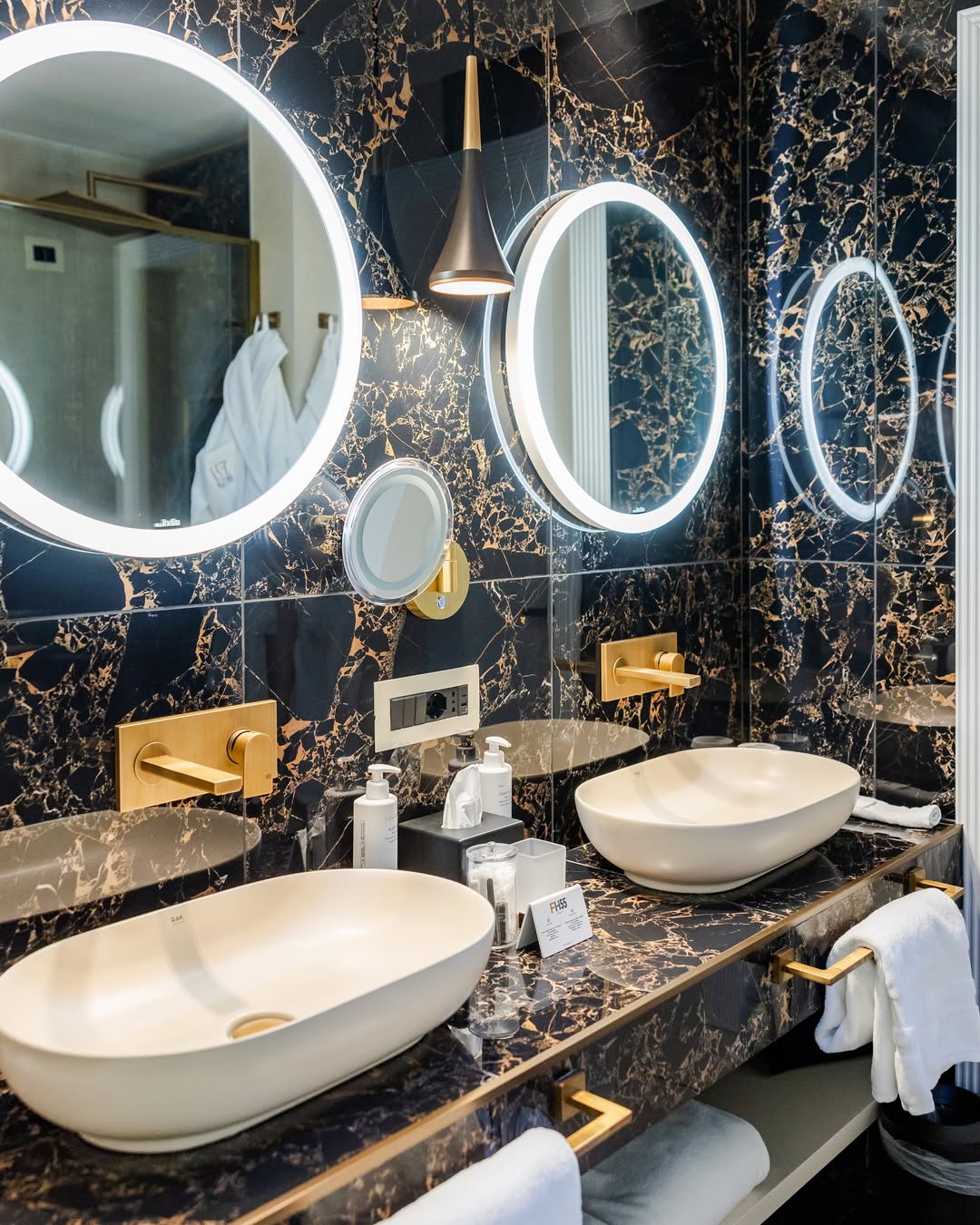 A space designed for quiet rituals and refined comfort.
At FH55 Grand Hotel Palatino, even the bathr