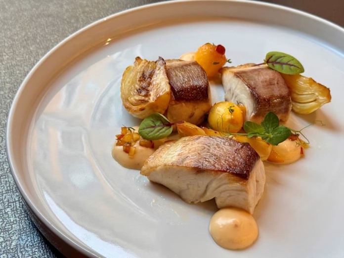 La ricetta mediterranea dello chef Giuseppe Mulargia: ricciola con pesca e finocchio all’arancia

Ne