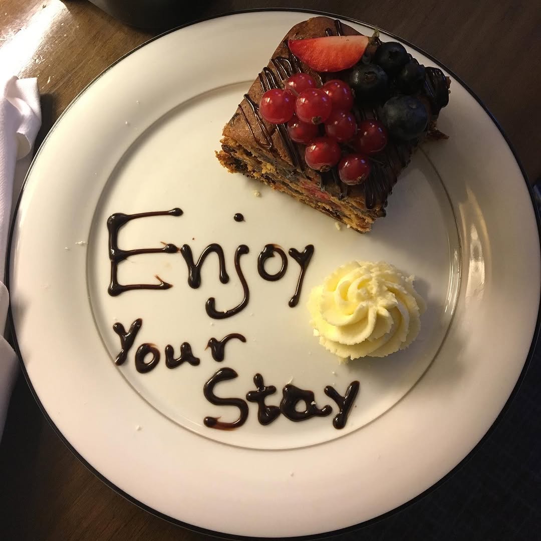 Let my #birthday #weekend away in #London begin! #leonardoroyallondontowerbridge #cake #fruit #cream