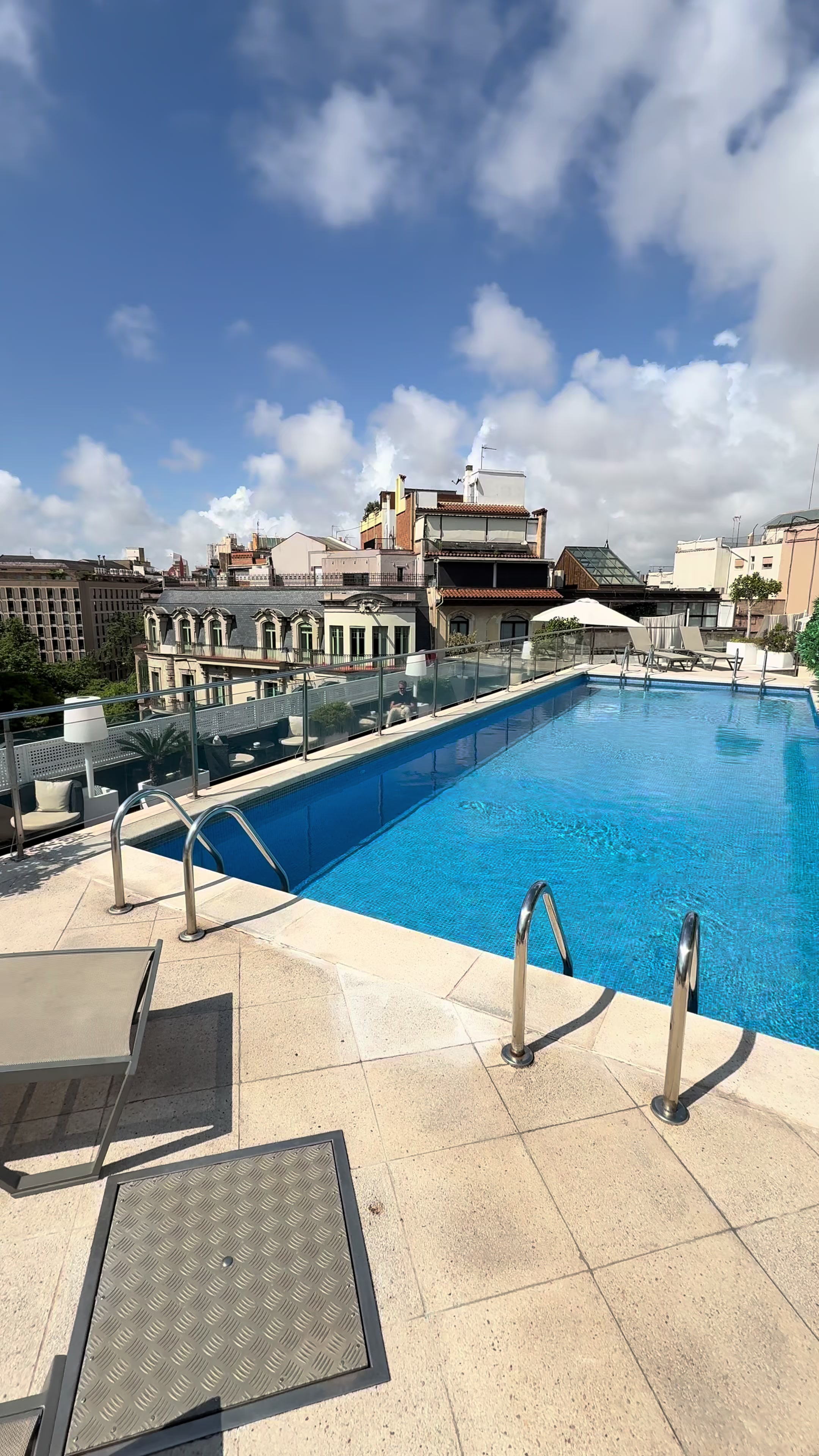 The ultimate rooftop pool in Barcelona, Spain 🇪🇸 

#holiday #vacationmode #wowww #incredible #view