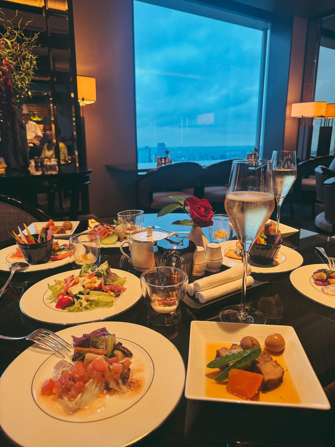 .
🎈 Birthday staycation 🏨

母と伯母と三人でホカンス。
最高のホテルでゆっくり贅沢な時間を過ごしました🥂
1泊2日で5食もあってお腹パンパン（笑）
手配してくれて、子ど