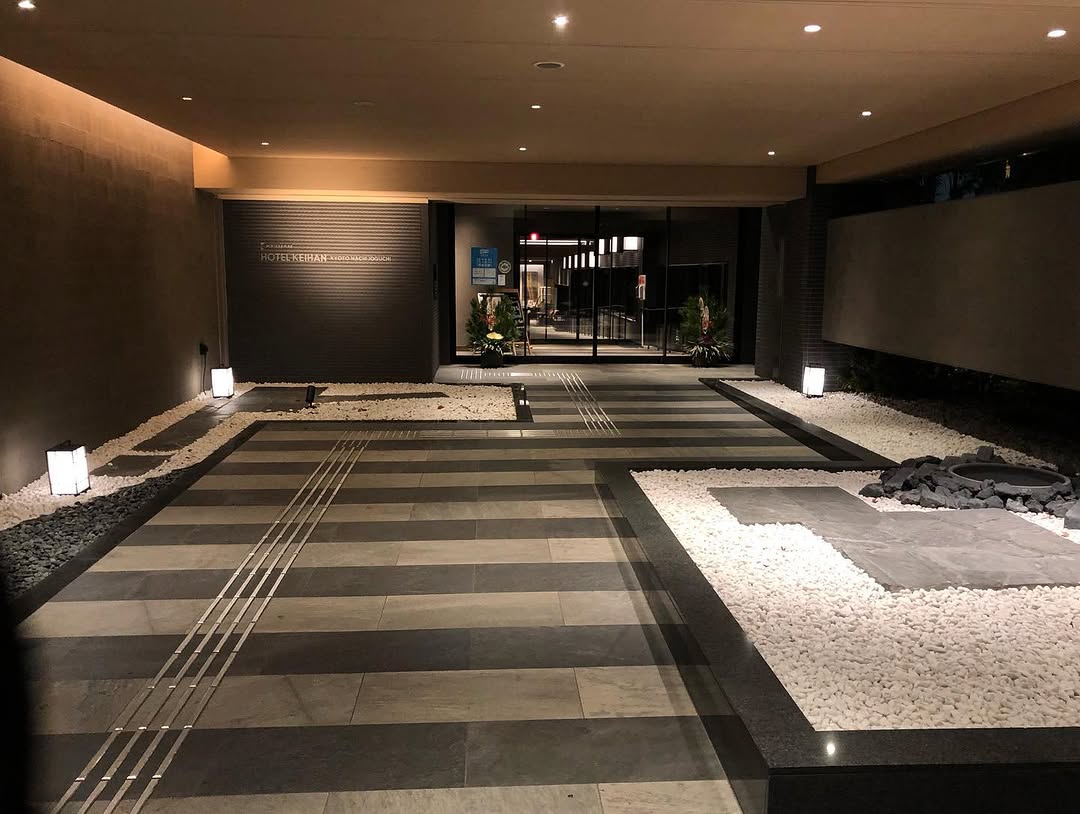 2021年末家族旅行⑥
今回の旅で２泊お世話になる宿は…京都駅八条東口から徒歩で５分くらいの「ホテル京阪 京都八条口」さん🏨 それなりに荷物もあるので駅近は助かります😉 まだ新しそうで、上品な感じ