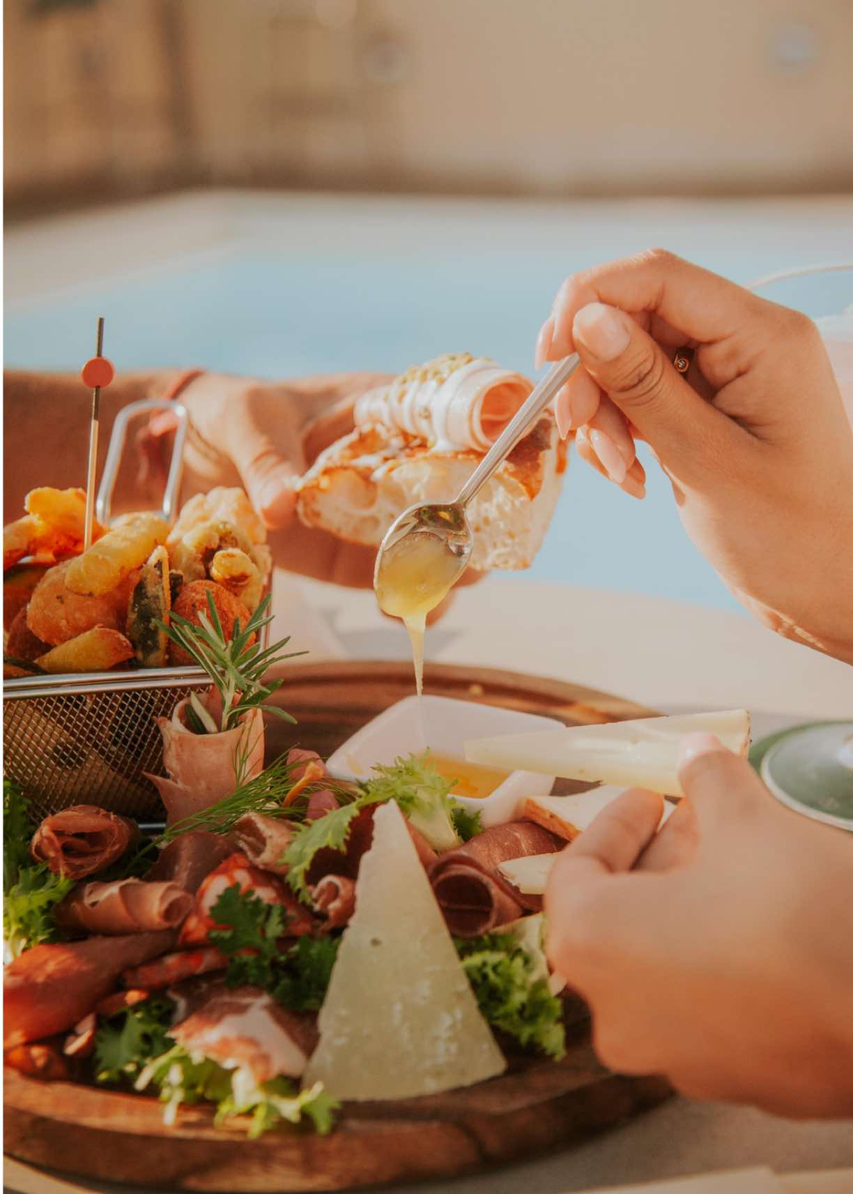 Il tuo aperitivo ha il sapore dell’estate.

Scegli la Formula di Terra a €20 oppure la Formula di Ma