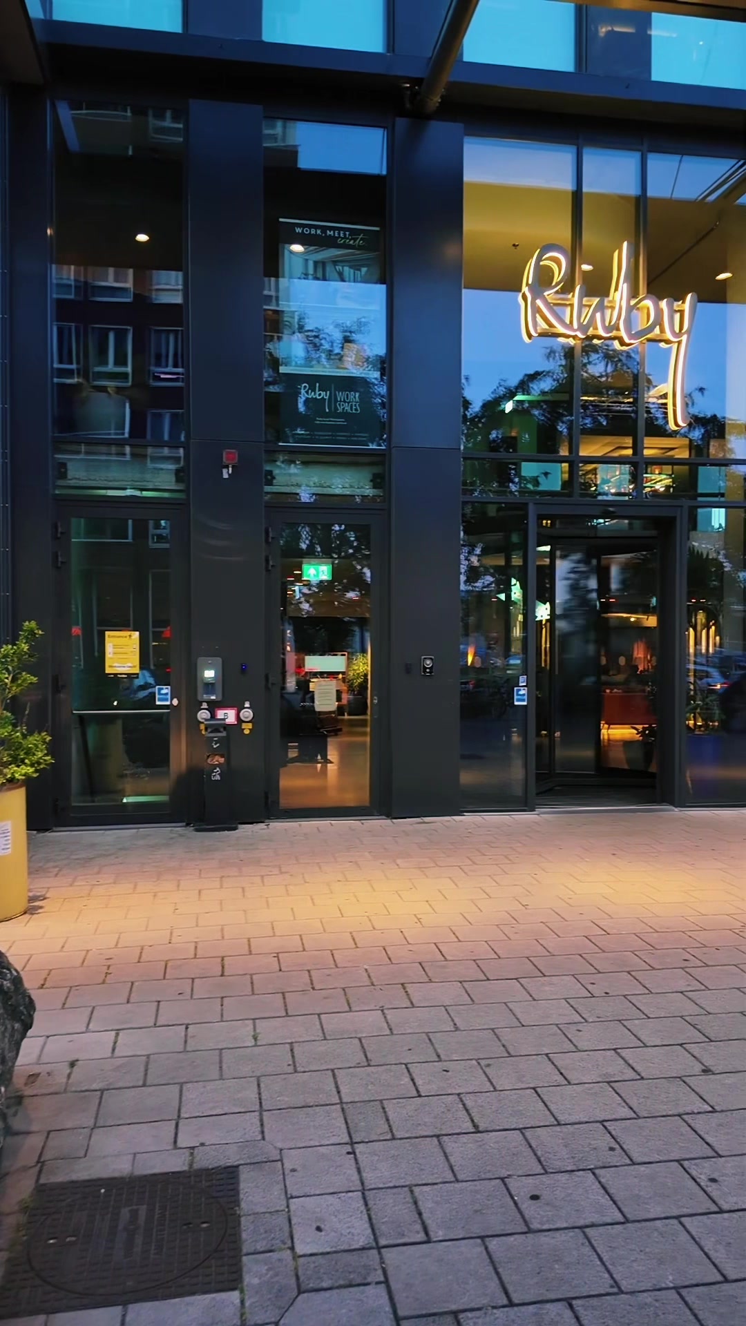 📍Ruby Emma Hotel & Bar, Amsterdam 🇳🇱

This Hotel is a 10/10,with self check-in and check out,it a