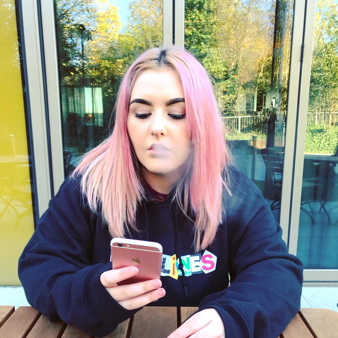 Living for this candy floss hair 🍭🍬 #london #londonbound #pinkhair #candyflosshair #headlinestour 