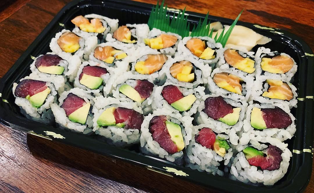 “2 tuna avocado rolls and 2 salmon mango rolls”😋🥢🍣🍱🍶🍷🍻🎉#hotelindigolowereastside #thejanehot