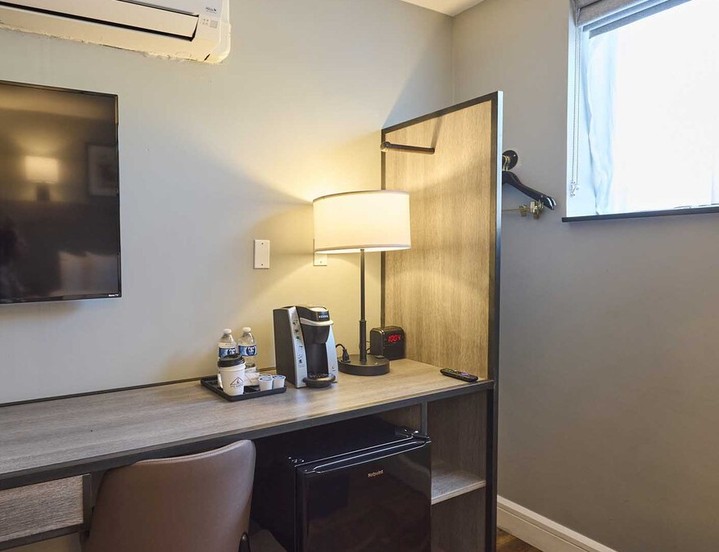 Working in a time crunch? Our rooms come equipped with a desk and ample natural lighting, so you can