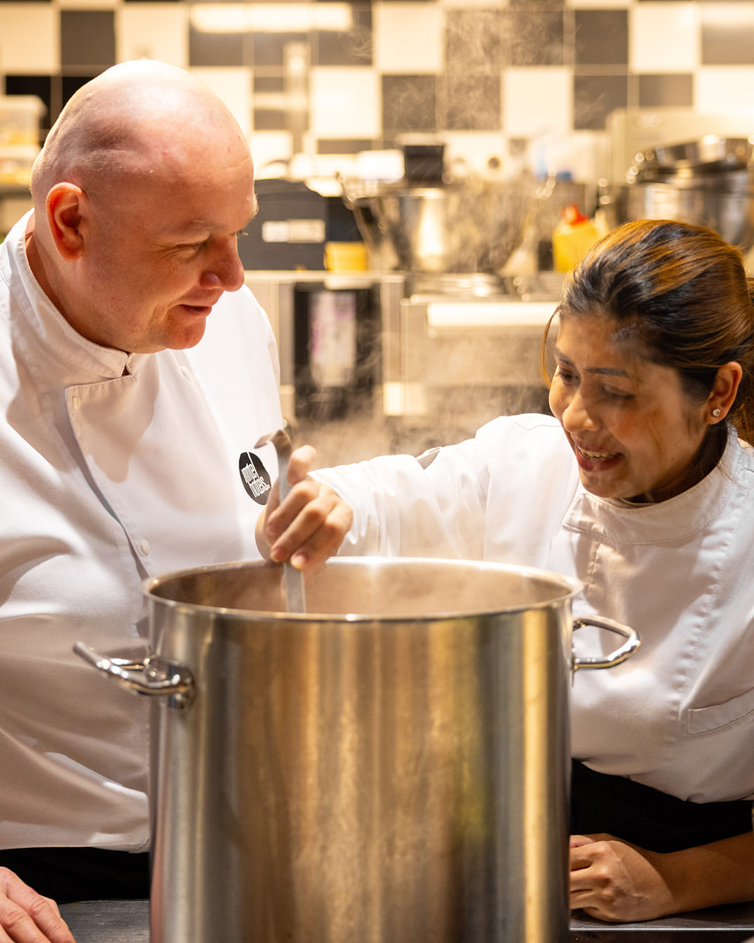 De magie gebeurt achter de schermen. 👨‍🍳 Met passie, teamwork en de beste ingrediënten creëren onz