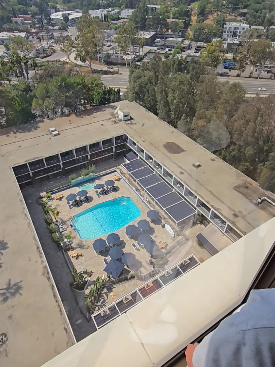 Room tour at Sheraton Universal. Paid around $300 USD a night. Has pool, hot tub and a California Pi