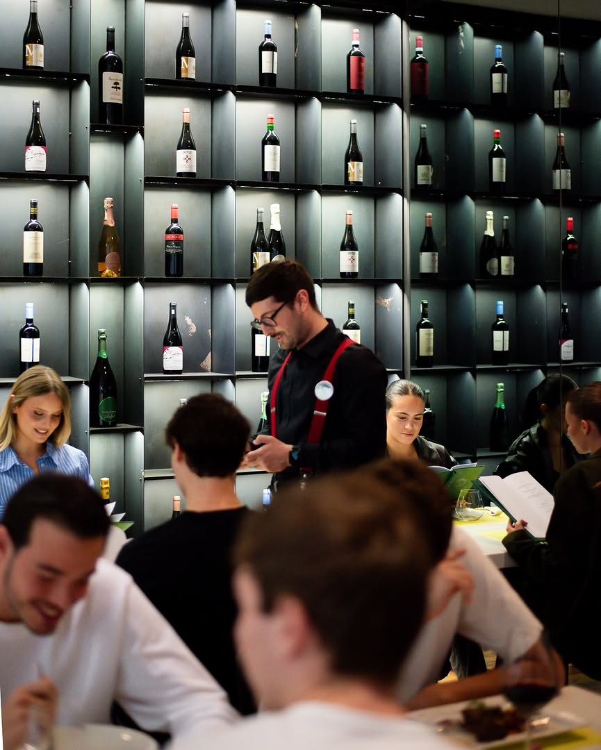 An eye-catching setting, an atmosphere that invites you to linger, and dishes that tell a story. At 
