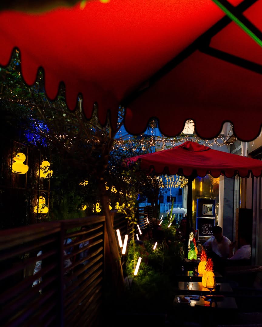 When the sun goes down, the Hotel Ripa Roma takes on a whole new look. The lights at Ripa Place come