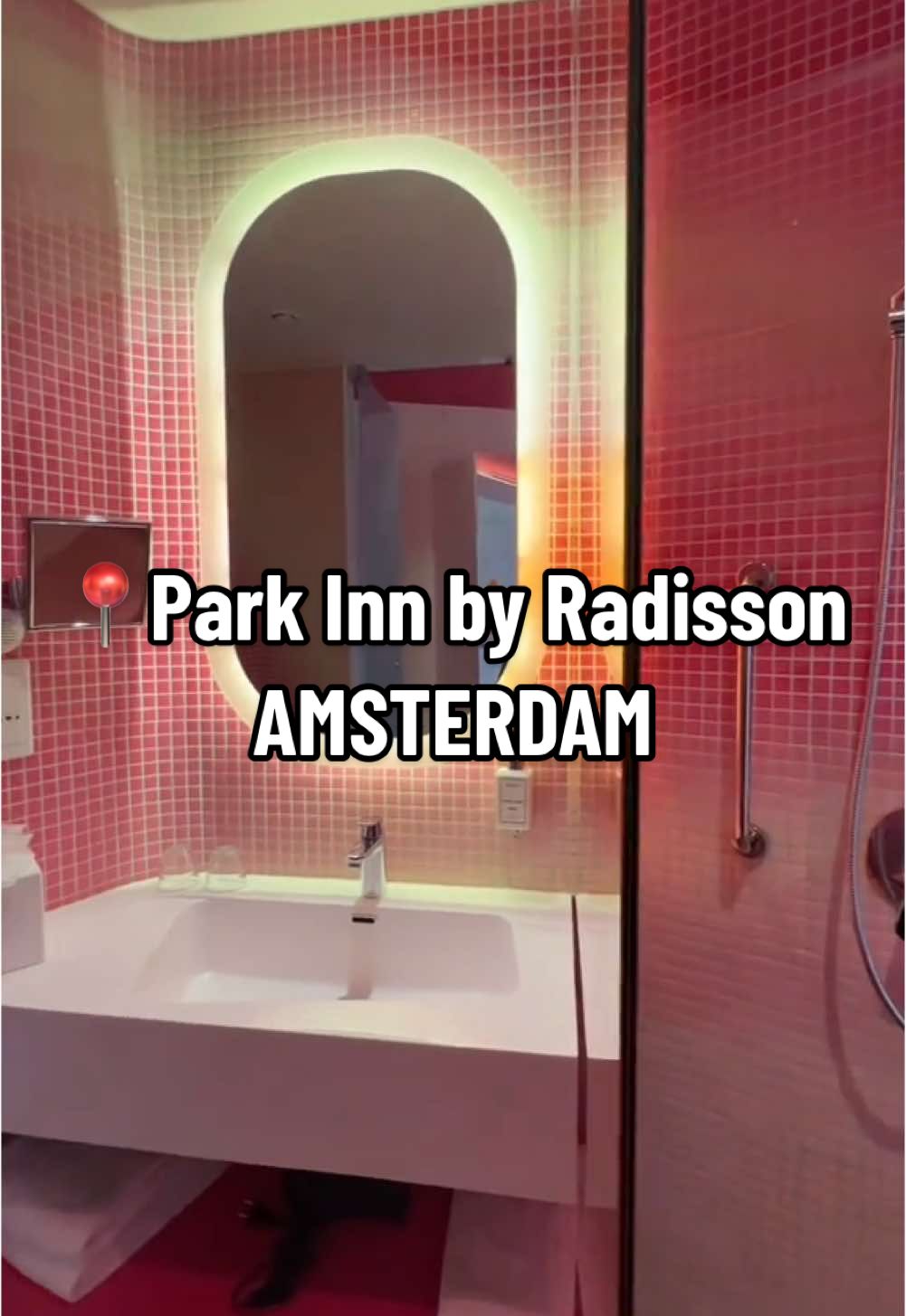 On a passé un super séjour à Amsterdam dans cet hôtel : 
- super emplacement 
- très bon restaurant 