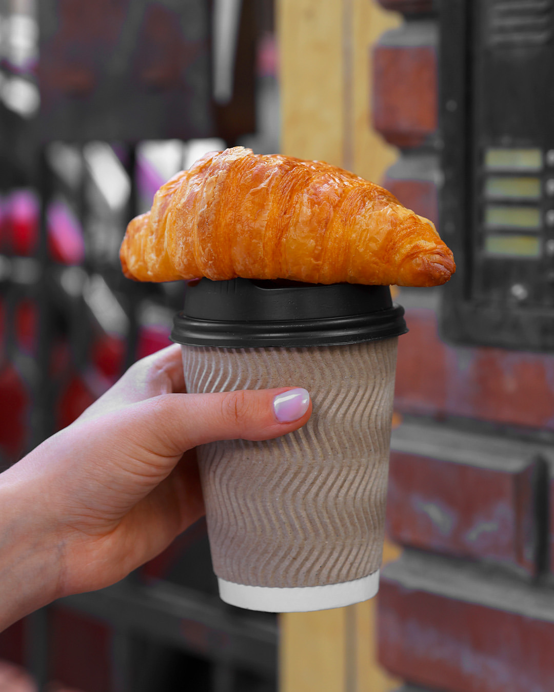 Geen tijd voor een uitgebreid ontbijt? Geen probleem! Neem een versgebakken croissant en een heerlij