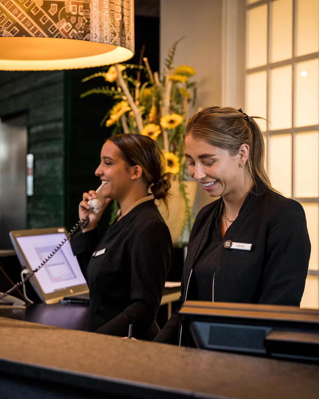Vanaf het eerste moment voel je de warme sfeer van ons hotel. Onze receptie staat klaar om je te ver