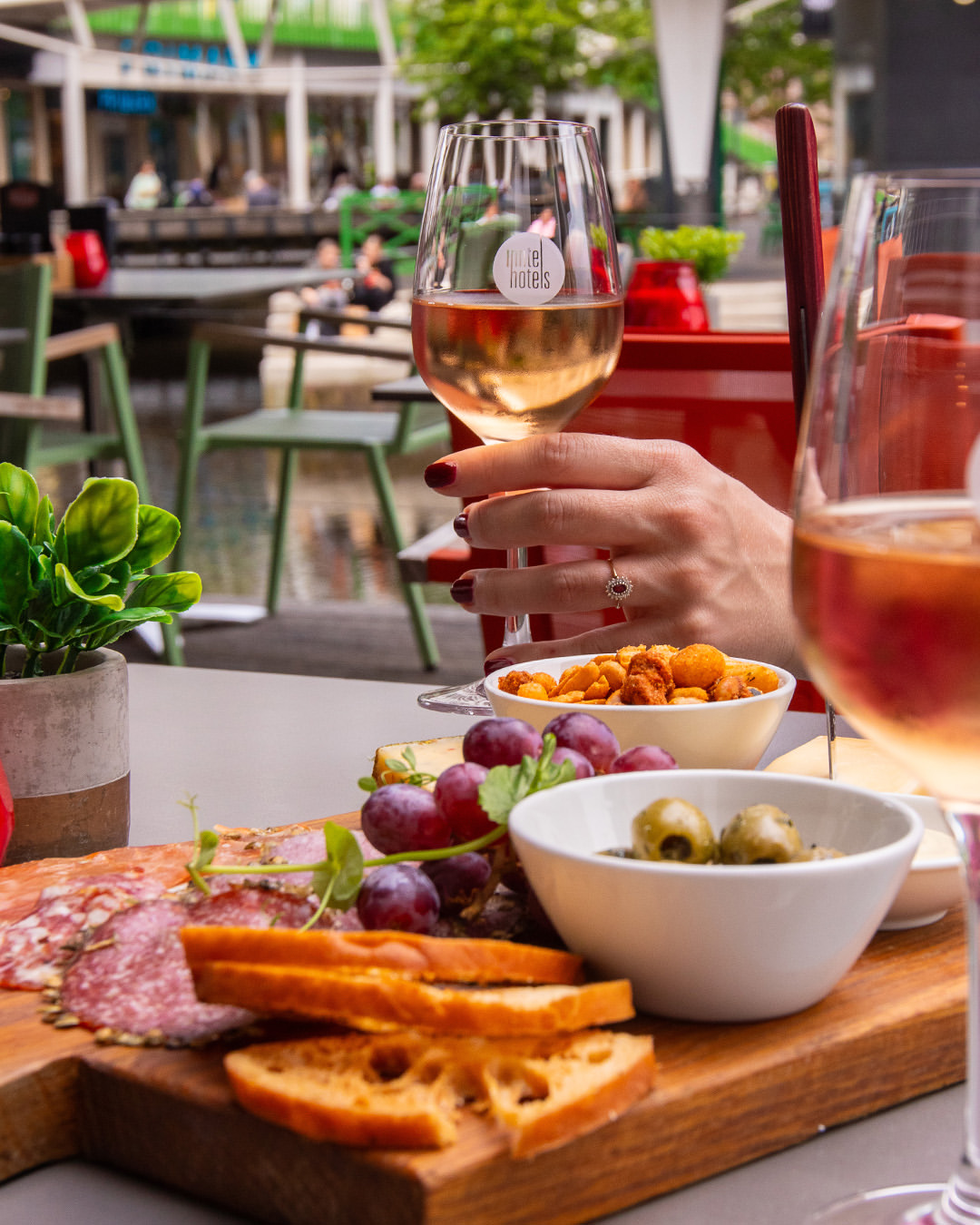 De perfecte ingrediënten voor een ontspannen moment? Een sfeervol terras, een goed glas rosé en smak