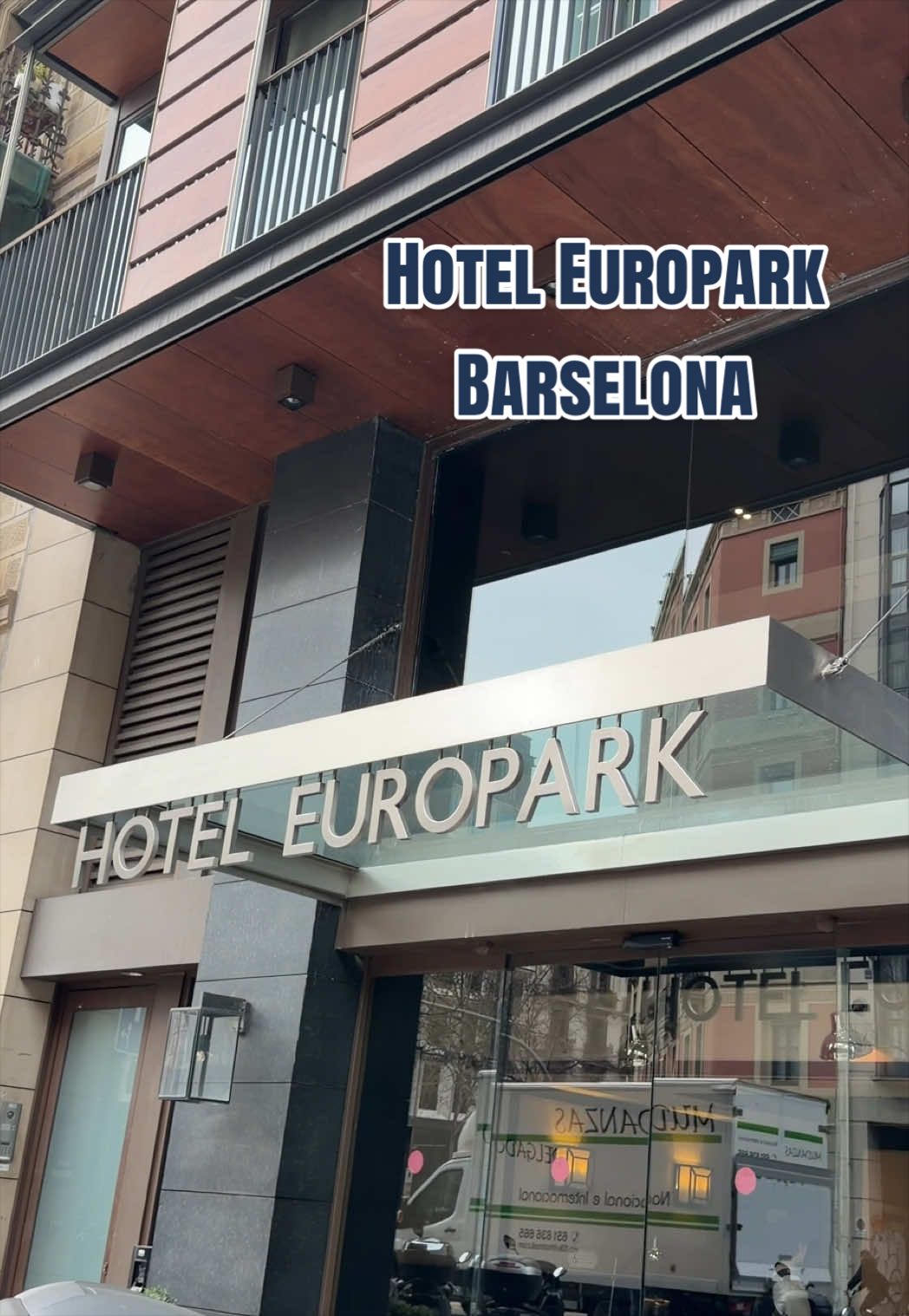 Barcelona gezimize başlıyoruz 🗺️✨
Konaklama: Hotel Europark
Konum: Arago 

Bizim bir otelden en öne
