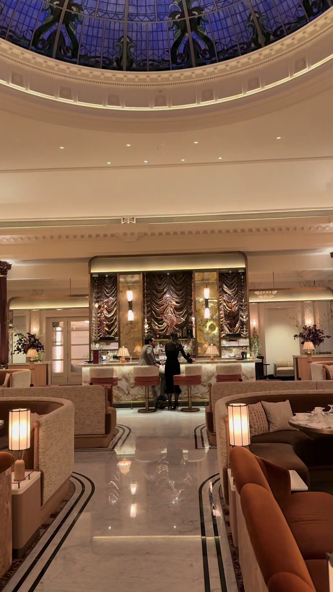 📍The Savoy. 

How gorgeous is this room in the Savoy! Come here for afternoon tea😍 

#savoy #after
