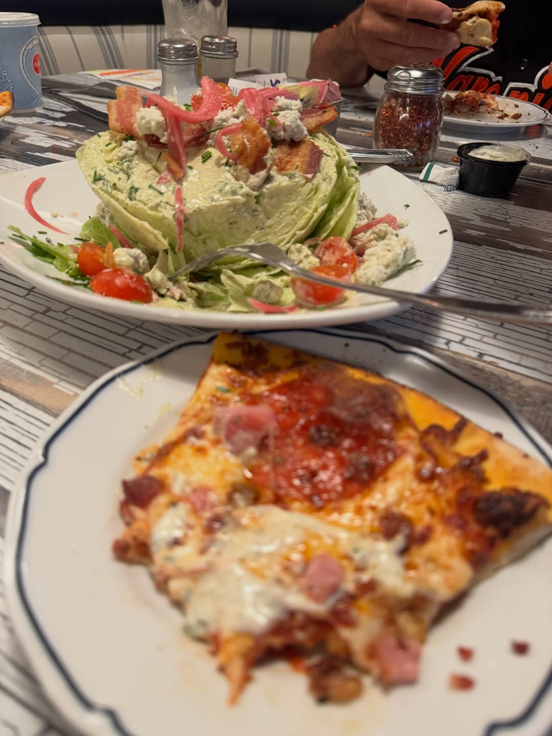 Esta es una de las mejores pizzas que he comido en mi vida estaba tan deliciosa , y la ensalada me d