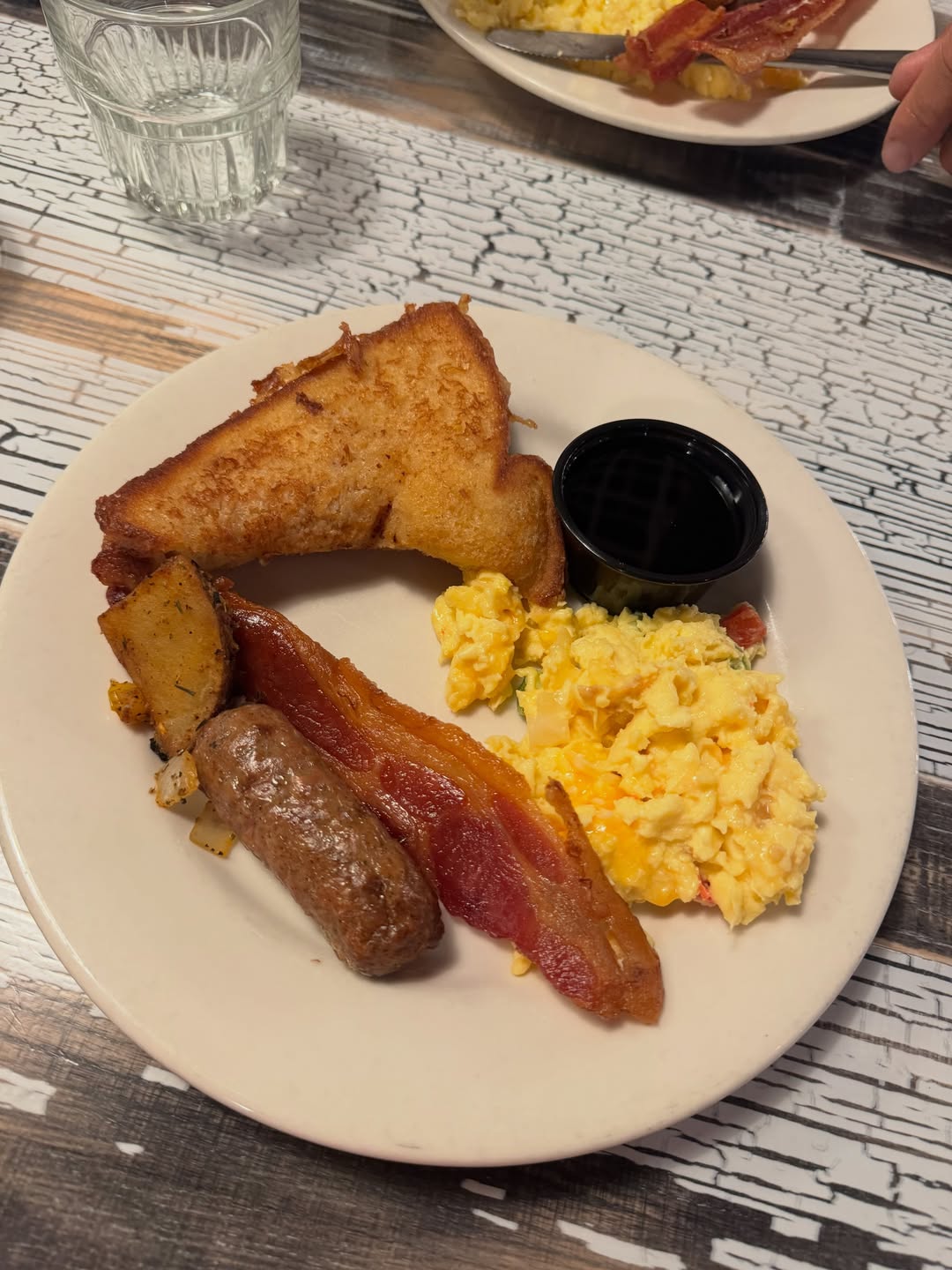 BUENOS DÍAS BUFETE 🥓🍳🧇!! Este es el bufete que tienen en el restaurante del hotel aquí en @knotts