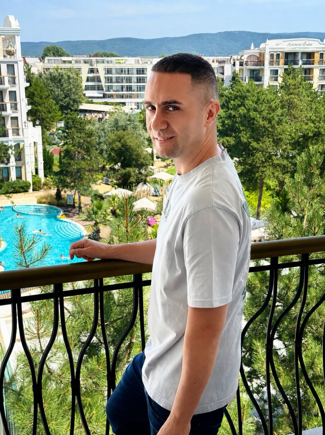 Жегата се усеща различно, когато си на любимото място, @harmonysuites ! 🌞🏖️

#harmonysuites #sunny