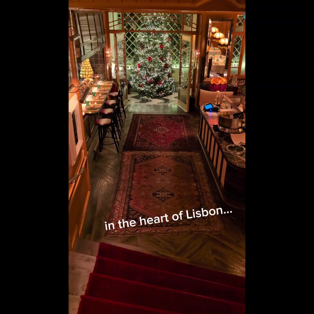 Stunning!! Rocco Bar inside Hotel Iven in Lisbon. Staff is the friendliest and the food is great!! p