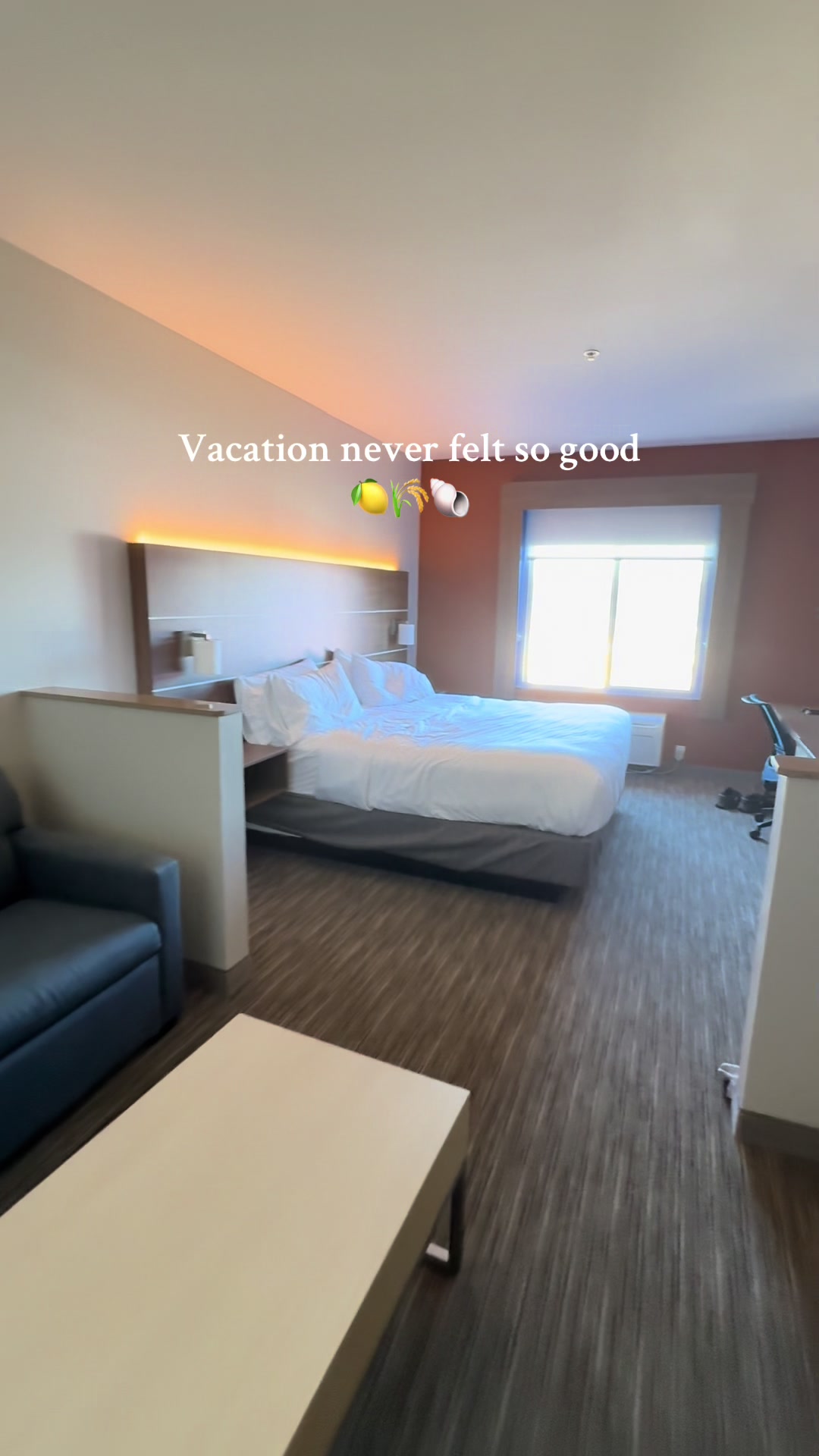 Holiday Inn Express 📍Newport what a stay! Complimentary Warm cookies, lemon water, and tea! Clean, 