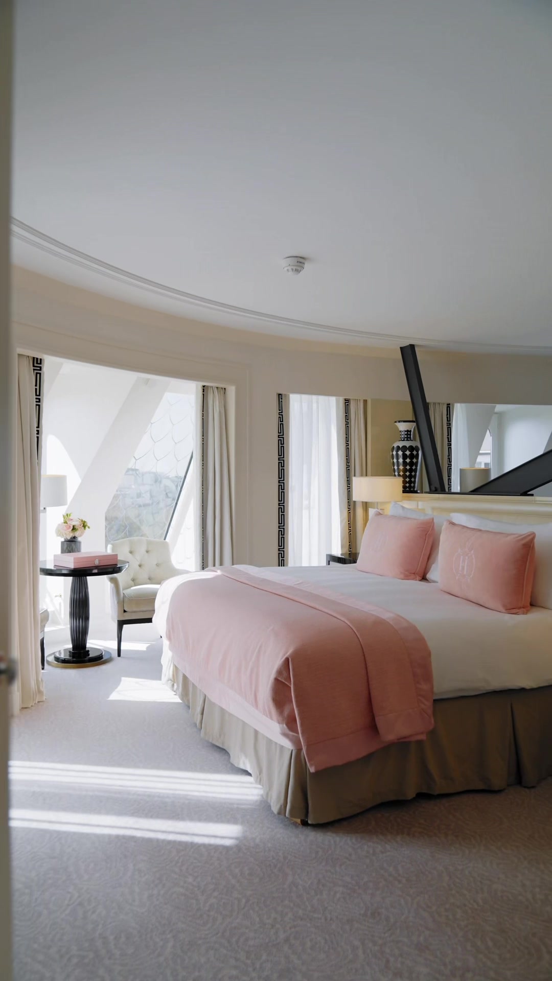 Our Suite Parisienne: an ode to élégance, in every shade of pink. ✨

#icparislegrand #paris