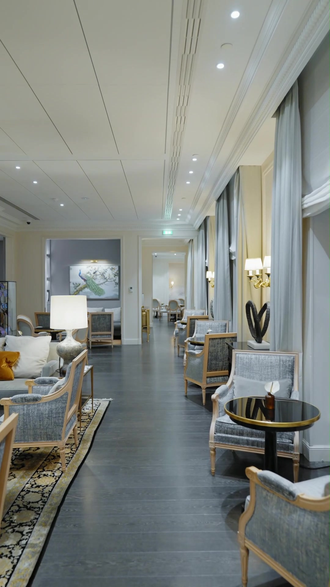 At any time of the day, the Club Lounge welcomes you for an exclusive experience in an elegant and d