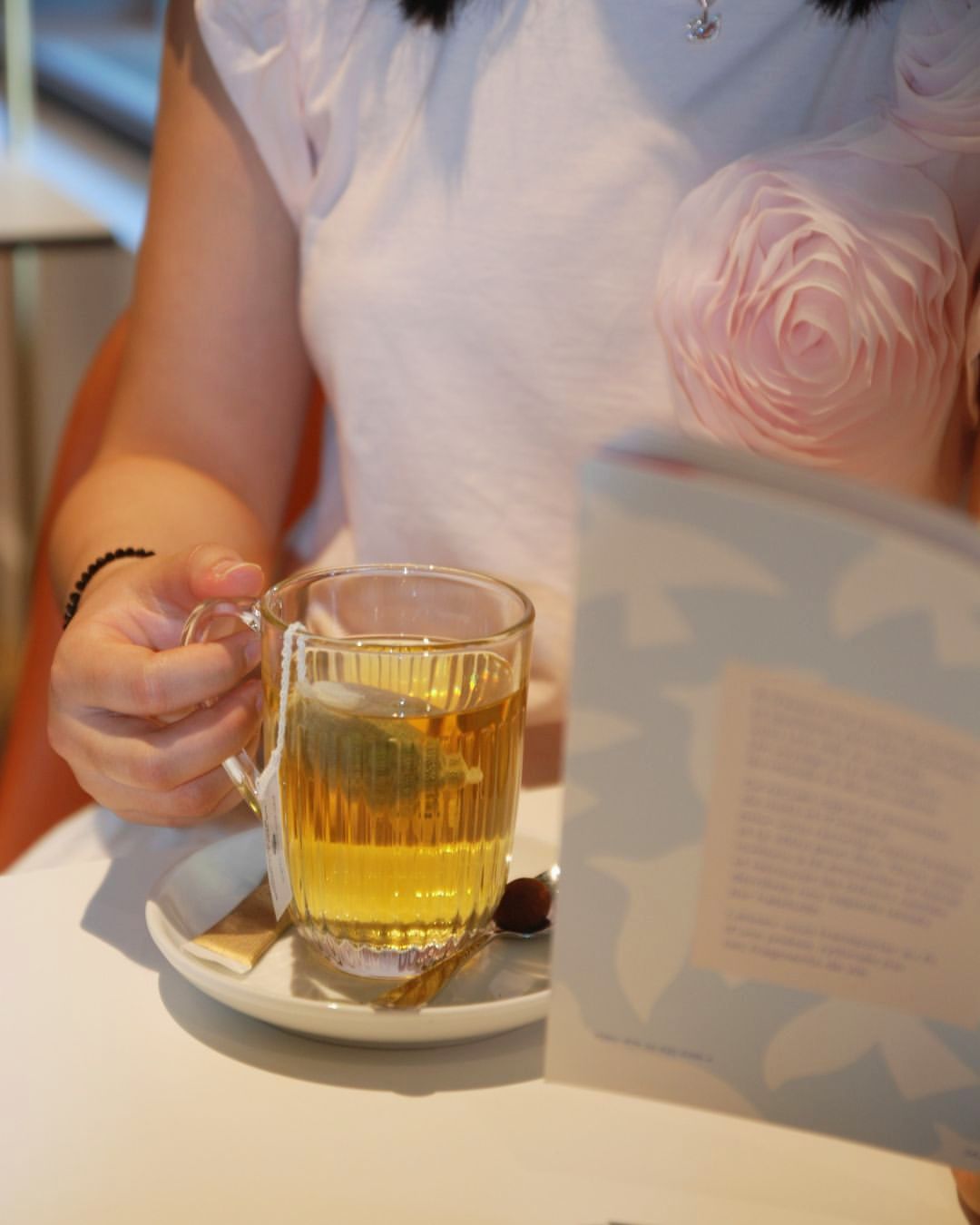 Quand l’automne s’installe, on bascule en mode cocooning 🍂 : une tasse de thé @palaisdesthes  fuman