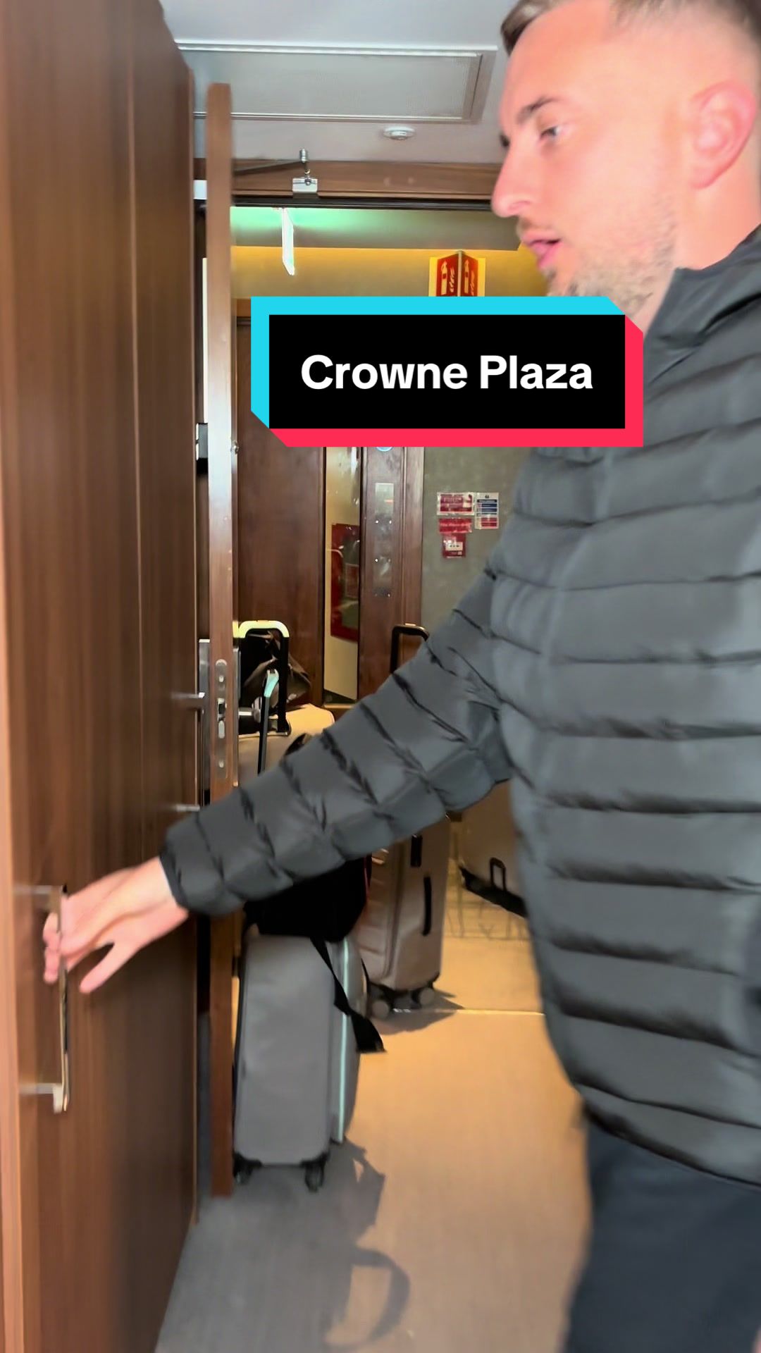 Crowne Plaza Hotel (Terminal 4) Heathrow Airport Review x

#CrownePlaza #HeathrowAirport #HotelRevie