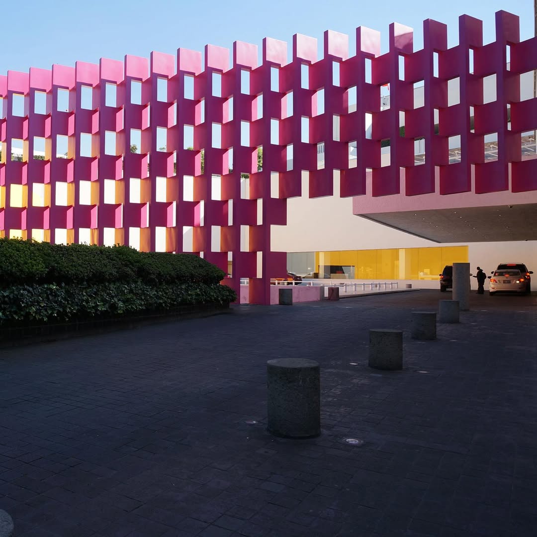「カミノレアル メキシコシティホテル」
Camino Real Polanco Mexico
メキシコシティの建築家リカルド・レゴレッタ。メキシコの巨匠！ピンクの格子と黄色壁のエントランス。

Arc