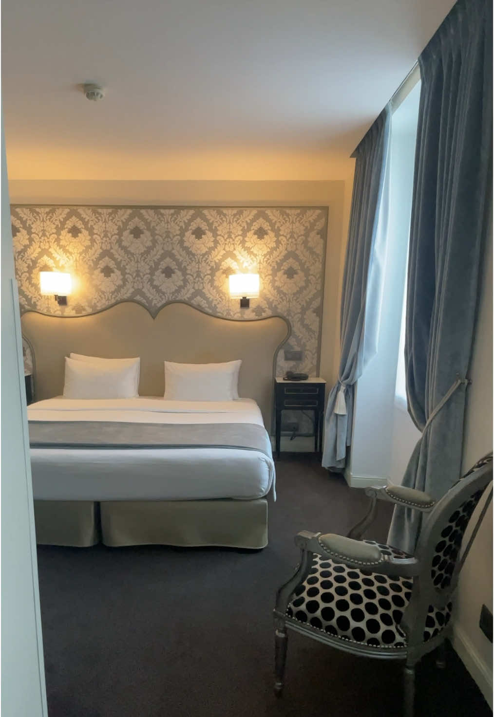Step into luxury: the most aesthetic Parisian hotel room is calling! ✨🛏️

📍Hôtel Saint Petersbourg