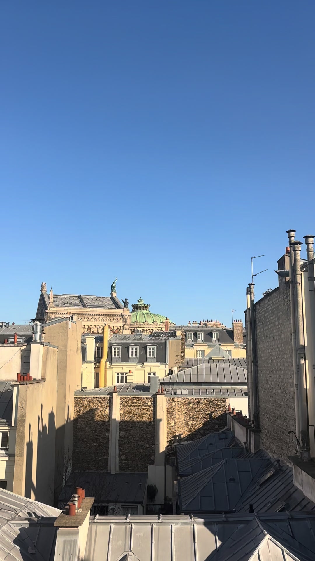 Spring is arriving at Hôtel Saint-Pétersbourg ☀️
Sunny views, soft light and a timeless Parisian sta