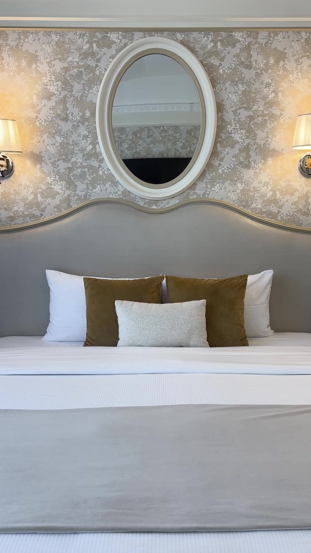 Paris, right outside your window.
At Hôtel Saint-Pétersbourg, elegance meets that soft morning light